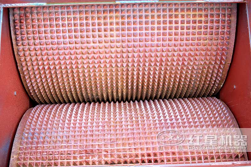 對(duì)輥破碎機(jī)輥皮耐用,幾乎沒(méi)有易損件 對(duì)輥破碎機(jī)輥皮耐用,幾乎沒(méi)有易損件