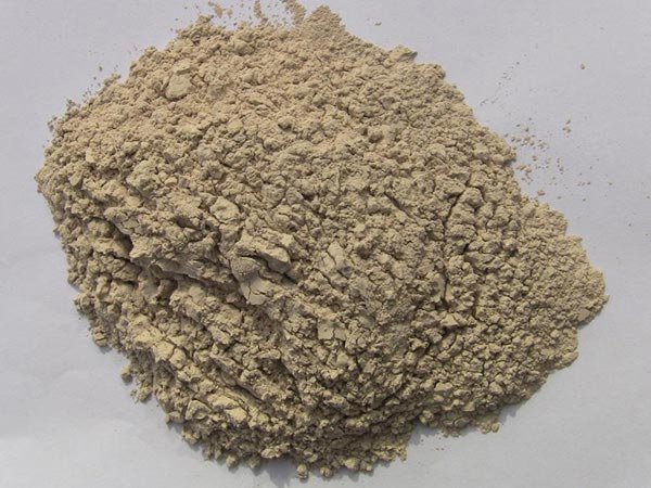 礬土性質 礬土主要成分是氧化鋁，為煉鋁和耐火材料的主要原料。白色或灰白色，因含鐵而呈褐黃或淺紅色。密度3.45g/cm3，硬度1～3，不透明，質脆。極難熔化，不溶于水，能溶于硫酸、氫氧化鈉溶液。 地區分布 中國鋁土礦資源比較豐富，在全國18個省、自治區、直轄市已查明鋁土礦產地205處，其中大型產地72處（不包括臺灣），主要分布在山西、山東、河北、河南、貴州、四川、廣西、遼寧、湖南等地。 投資前景 1.可用于煉鋁工業。用于國防、航空、汽車、電器、化工、日常生活用品等。 2.可用于精密鑄造。礬土熟料加工成細粉做成鑄模后精鑄。用于軍工、航天、通訊、儀表、機械及醫療器械部門。 3.可用于耐火制品。高鋁礬土熟料耐火度高達1780℃，化學穩定性強、物理性能良好。 4.硅酸鋁耐火纖維。用于鋼鐵、有色冶金、電子、石油、化工、宇航、原子能、國防等多種工業，消防人員可用耐火纖維布做成衣服。 5.制造礬土水泥、研磨材料、陶瓷工業以及化學工業可制鋁的各種化合物。 鋁礬土磨粉制備 鋁礬土粉是選用煅燒過的熟鋁礬土礦石用雷蒙磨加工制成的細粉，粒度通常為100目-325目，在耐火材料行業得到了廣泛的應用。通常加工的流程為先經顎式破碎機進行破碎，然后篩分進入鋁礬土雷蒙磨或鋁礬土超細磨粉機中，進行鋁礬土粉制備，使其應用更加廣泛。