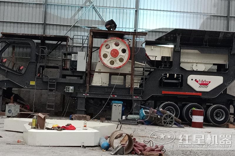 移動(dòng)顎式破碎機(jī)現(xiàn)場 移動(dòng)顎式破碎機(jī)現(xiàn)場