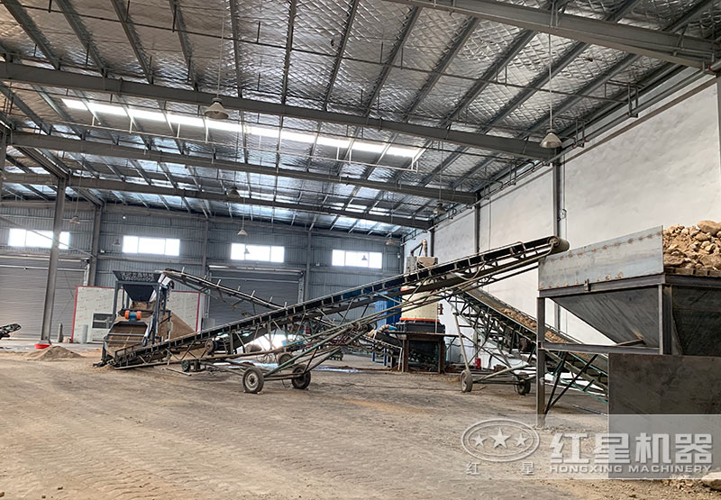 軟石料破碎制砂現(xiàn)場(chǎng) 軟石料破碎制砂現(xiàn)場(chǎng)