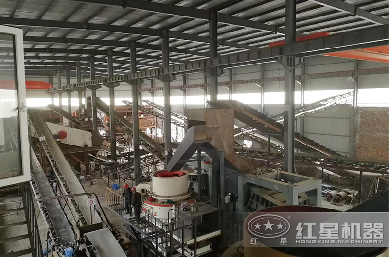 花崗巖制砂現(xiàn)場 花崗巖制砂現(xiàn)場