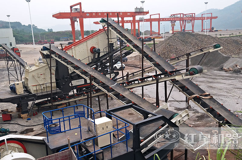 重慶輪胎移動(dòng)破碎篩分站設(shè)備現(xiàn)場(chǎng) 重慶輪胎移動(dòng)破碎篩分站設(shè)備現(xiàn)場(chǎng)